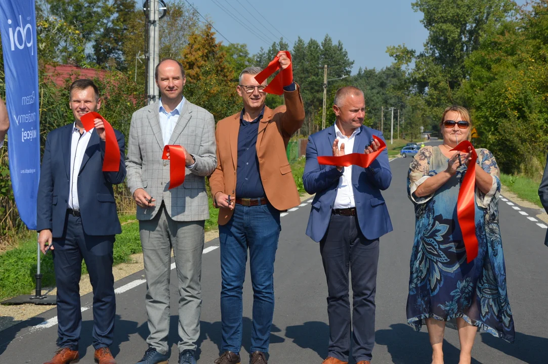 Emilcin: Oddali do użytku 16 km przebudowanych dróg powiatowych. „Teraz się płynie po tej drodze, a nie jedzie” (ZDJĘCIA) - Zdjęcie główne