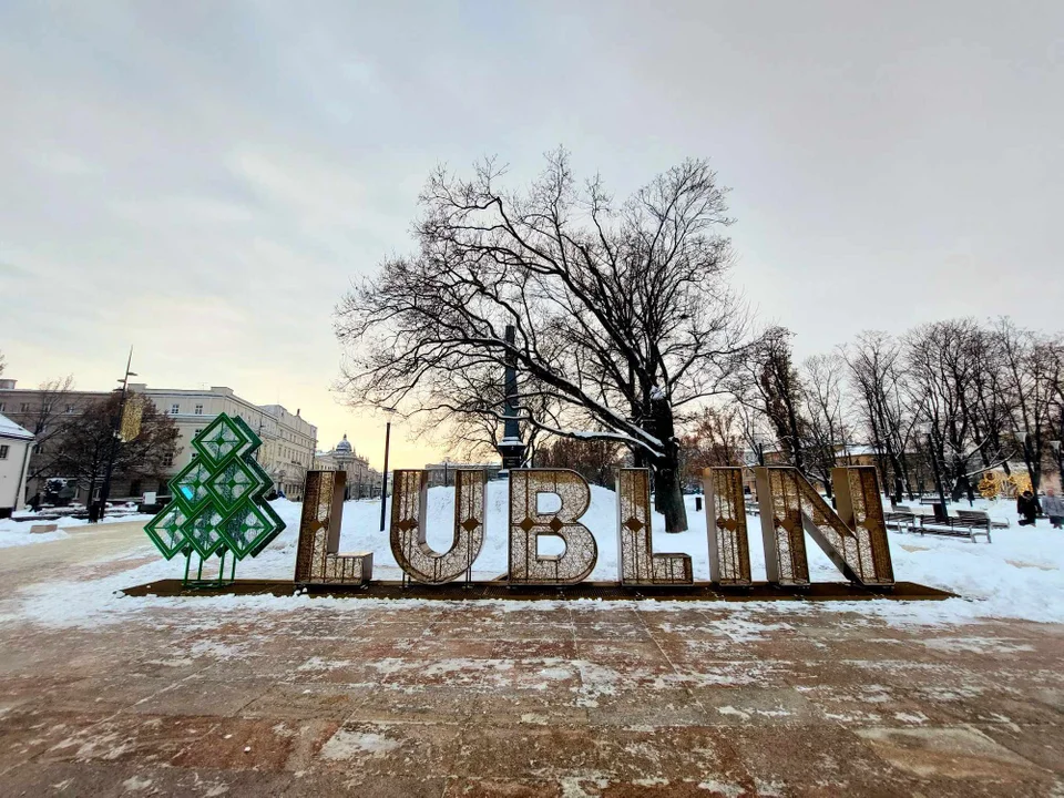 Napis I Love Lublin wrócił na plac Litewski. Jest w zimowej odsłonie [ZDJĘCIA] - Zdjęcie główne