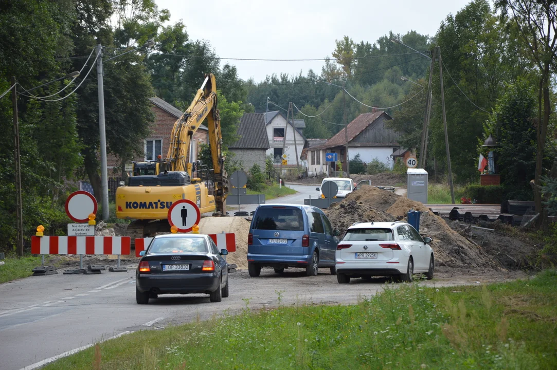 Godów: Rozpoczęła się przebudowa drogi wojewódzkiej 833. Są utrudnienia w ruchu (ZDJĘCIA) - Zdjęcie główne