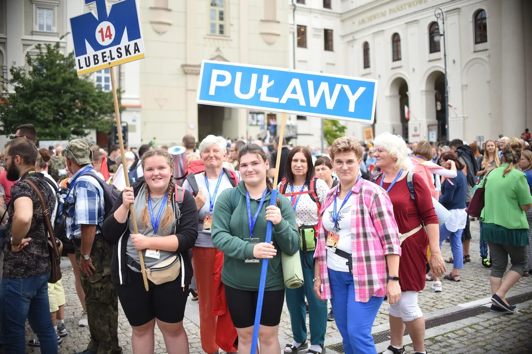 Pielgrzymi z powiatu opolskiego wyruszyli na szlak. Dzisiaj dotrą do Bełżyc [ZDJĘCIA] - Zdjęcie główne