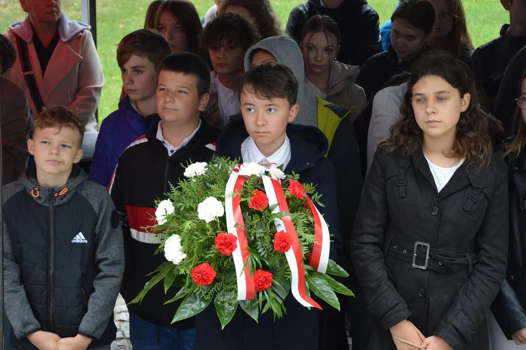 Odsłonięcie tablicy pamiątkowej poświęconej Żydom z Józefowa nad Wisłą zamordowanym podczas akcji "Reinhard"