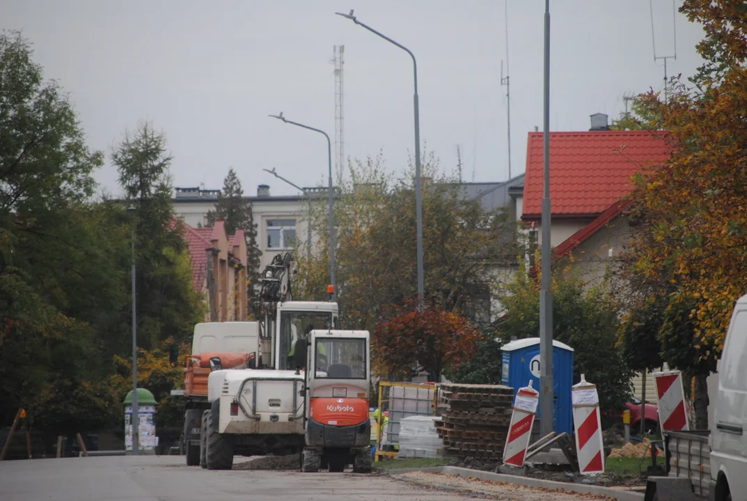 Przy ul. Kraszewskiego w Opolu Lubelskim trwa budowa nowych miejsc postojowych