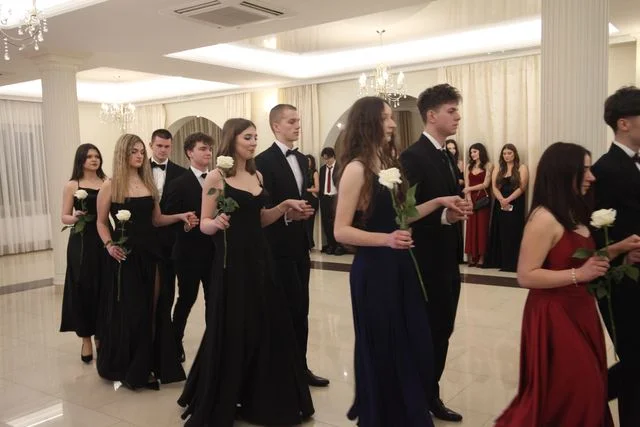 Studniówka w Bogucinie. Maturzyści z Nałęczowa rozpoczęli wielkie odliczanie... (foto) - Zdjęcie główne