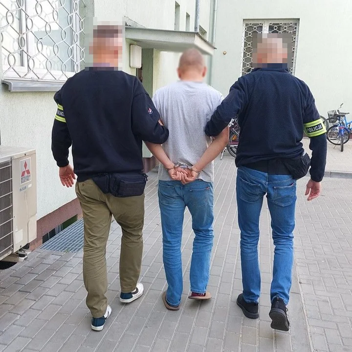 Biała Podlaska: Nie zatrzymał się do kontroli. auto zawisło na skarpie. 39-latek ma na koncie więcej przewinień
