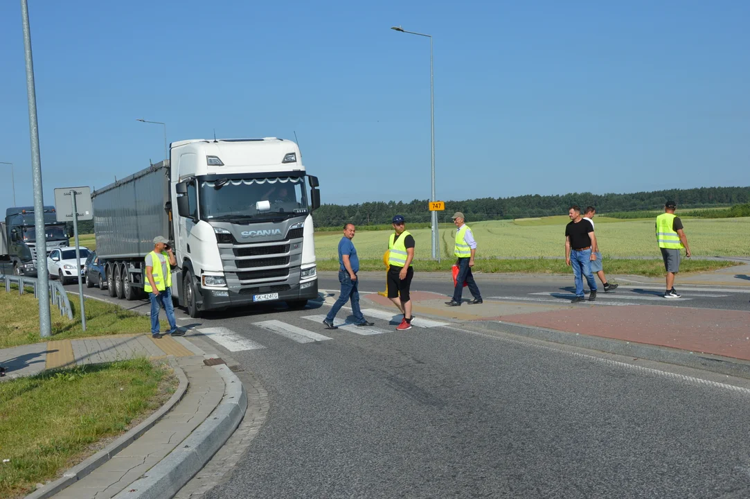 Poniedziałkowa akcja protestacyjna producentów malin w Opolu Lubelskim