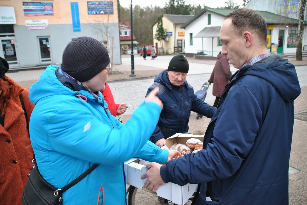 Radny Michał Kramek rozdawał dziś w Poniatowej pączki