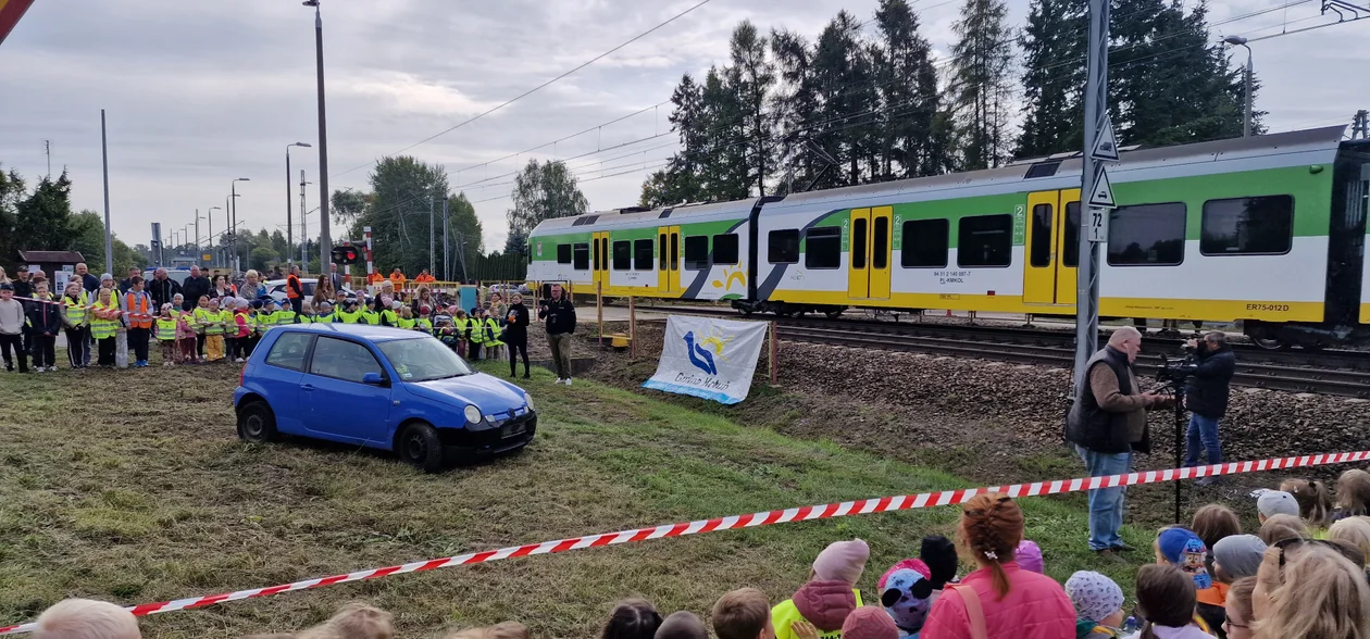 Powiat siedlecki: Promowali bezpieczeństwo na przejazdach kolejowych. Była m.in. symulacja ratownicza