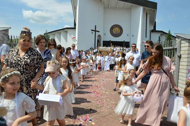 Procesja Bożego Ciała i manifestacja wiary katolickiej na ulicach Radzynia - Zdjęcie główne