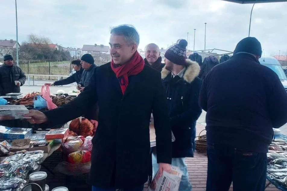 Znany poseł Nowej Lewicy przyjechał do Parczewa. Odwiedził targowisko (ZDJĘCIA) - Zdjęcie główne