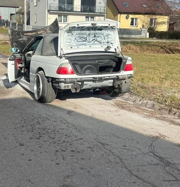 Pożar BMW na drodze