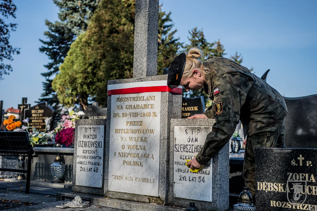 Żołnierze 1. Warszawskiej Brygady Pancernej uprzątnęli groby poległych bohaterów