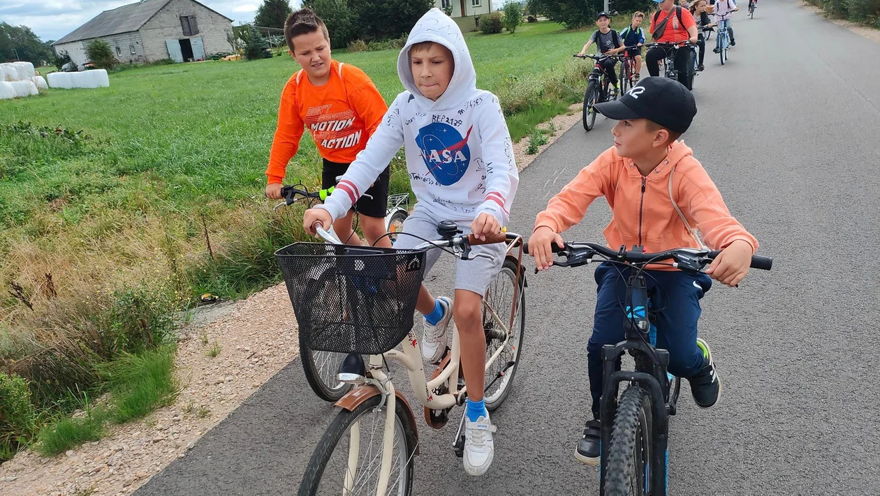 Rowerowy rajd z biblioteką w Trzebieszowie