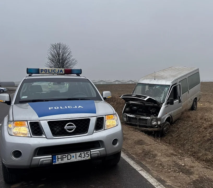 Gmina Międzyrzec Podlaski: Dachowanie osobowego busa. Jechało nim kilka osób