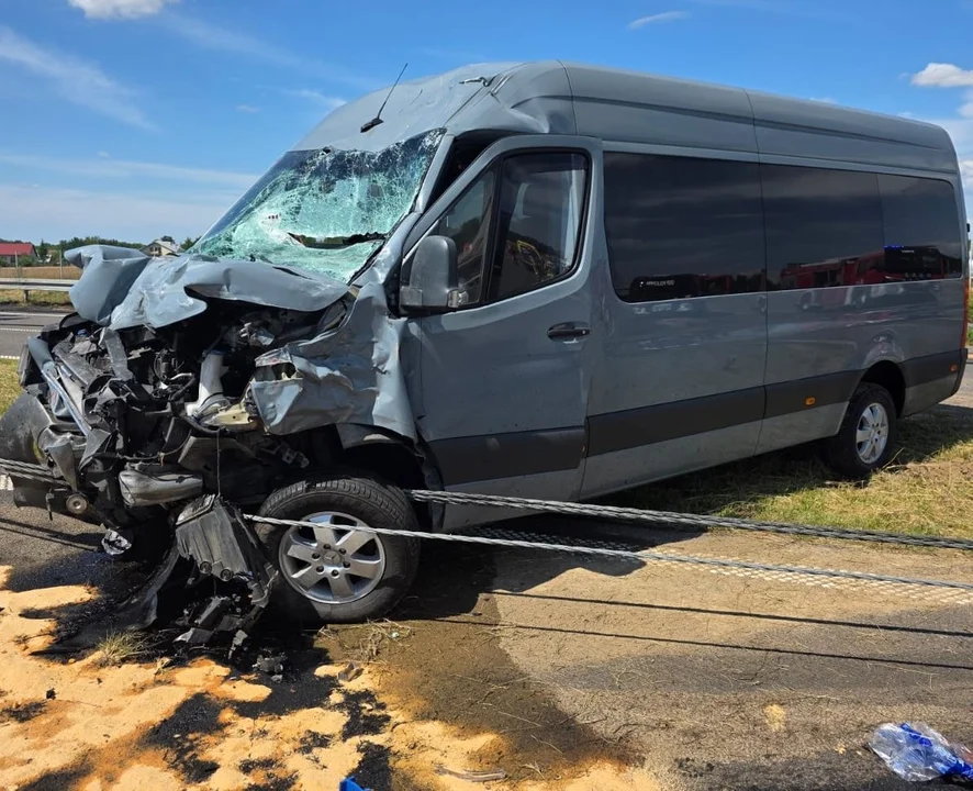 Lubelskie: Osobówka spłonęła na ekspresówce. Wcześniej wjechał w nią bus