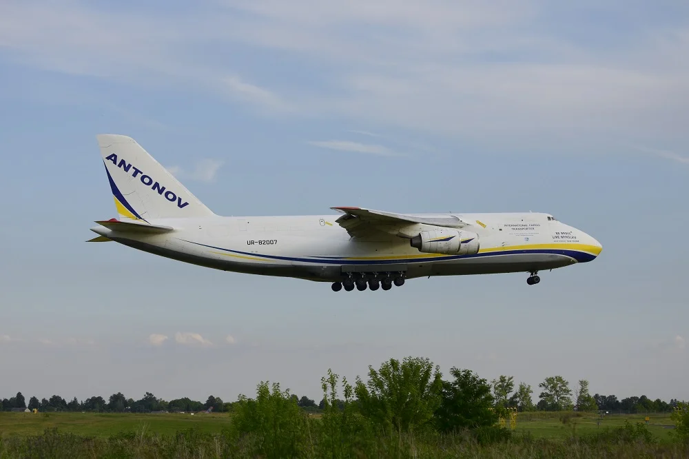 Gigant wylądował na lubelskim lotnisku. To Antonow An-124 Rusłan [ZDJĘCIA]