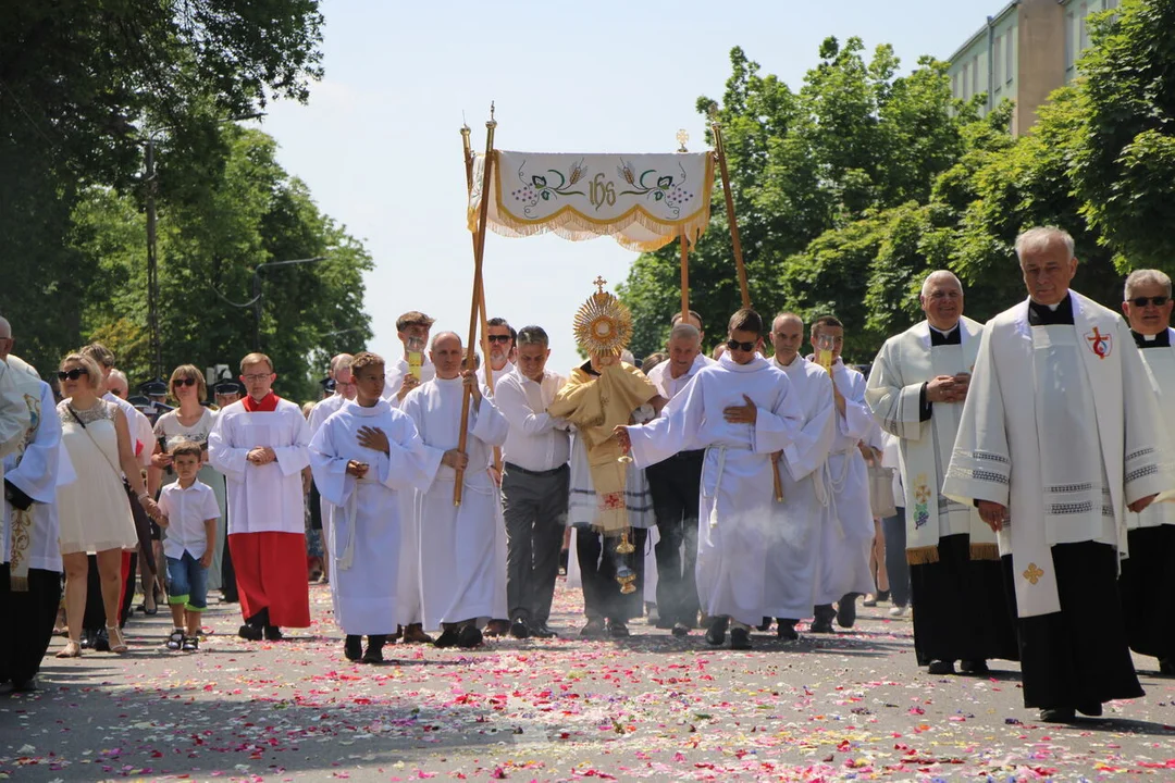 Manifestacja wiary na ulicach Lubartowa. Procesja Bożego Ciała (zdjęcia, FILM) - Zdjęcie główne