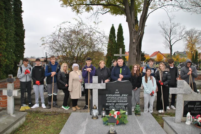 Opole Lubelskie: Sprzątanie grobów