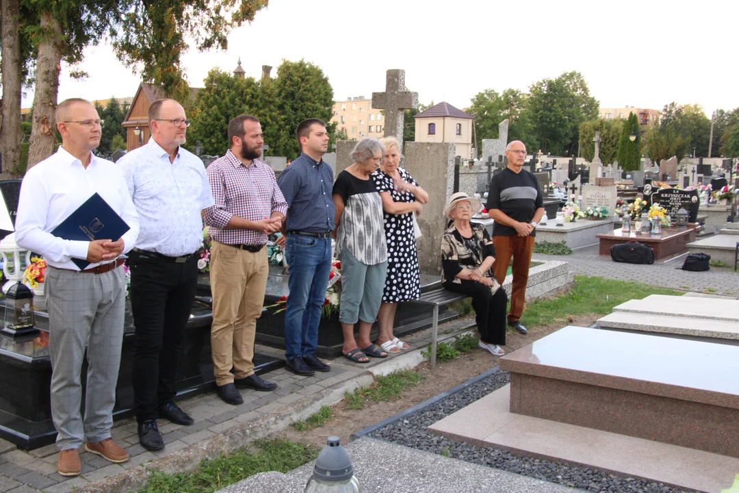 Nagrobek byłego burmistrza Łukowa Andrzeja Śledzia oficjalnie odsłonięty