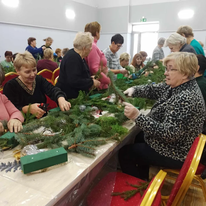 Seniorzy z gminy Trzebieszów zrobili świąteczne stroiki