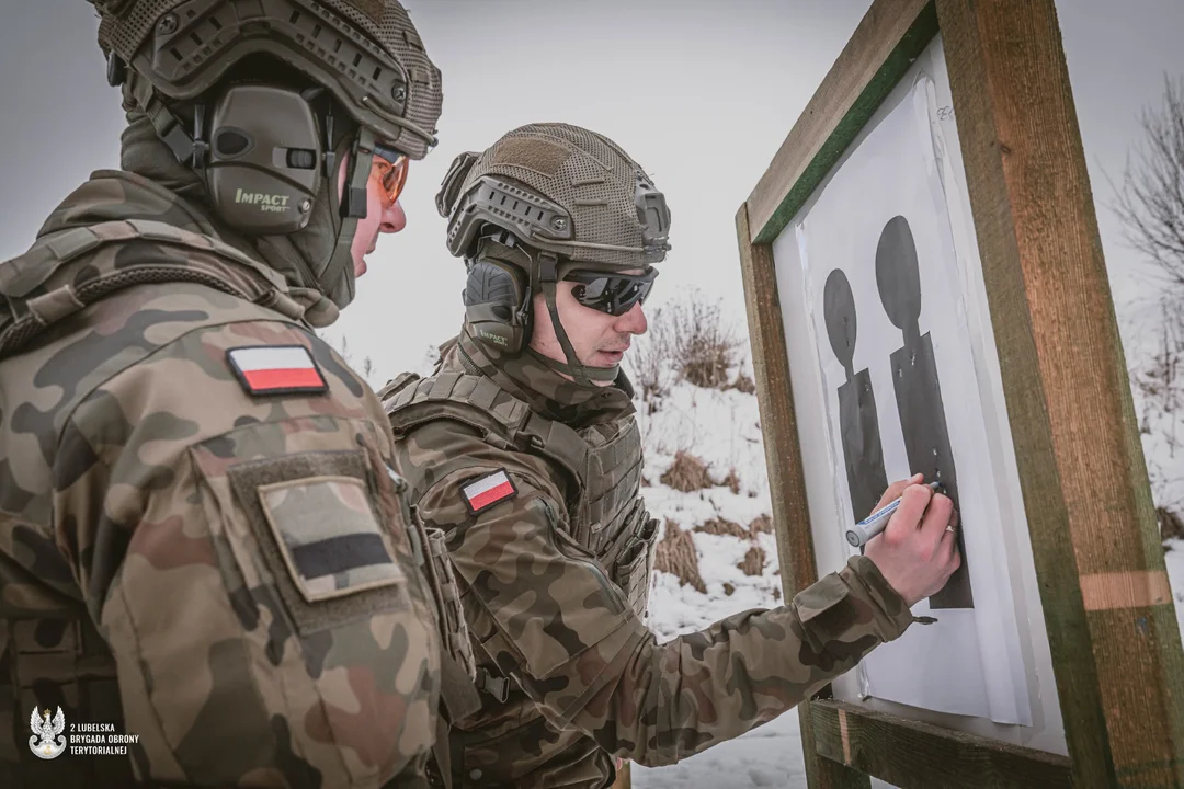 Karabinki GROT w rękach lubelskich terytorialsów. Strzelcy szkolą się regularnie