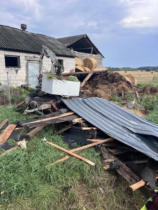 Burze uderzyły z pełną siłą. 48 interwencji strażaków i dziesiątki uszkodzonych dachów - Zdjęcie główne