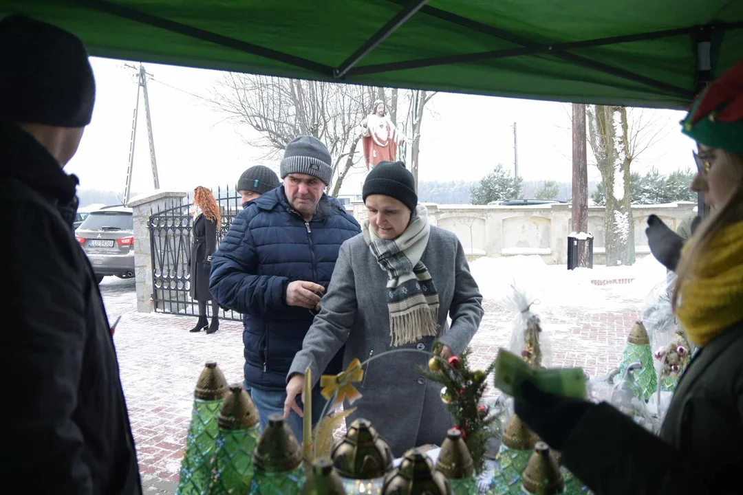 Koło Gospodyń Wiejskich w Zimnej Wodzie zaprosiło na kiermasz świąteczny na pomoc Marcie Ochnik