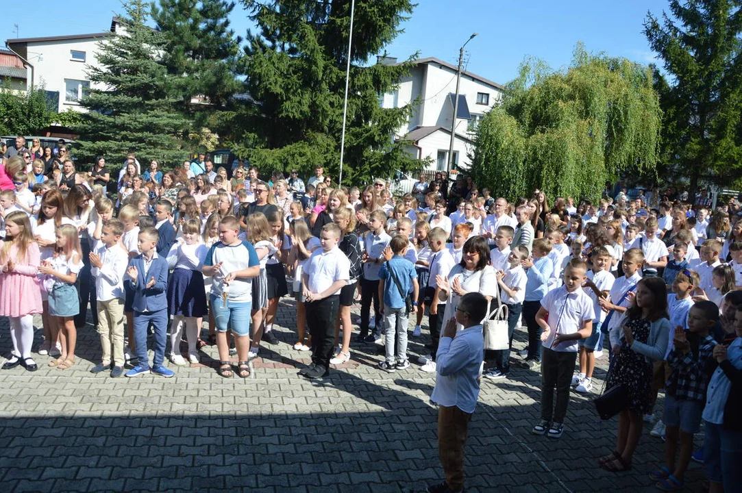 Dzieciaki ze Szkoły Podstawowej nr 4 w Lubartowie rozpoczęły rok szkolny 2023/2024. ZDJĘCIA - Zdjęcie główne