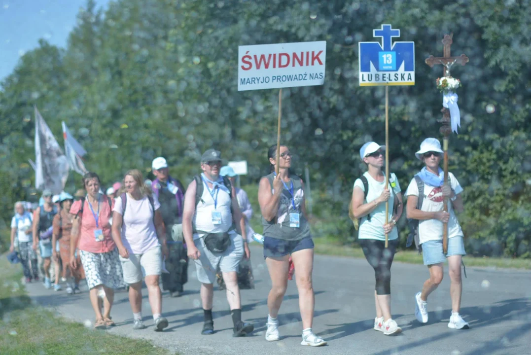 Maszerują na Jasną Górę. Drugi dzień pątników na szlaku. Zdjęcia - Zdjęcie główne