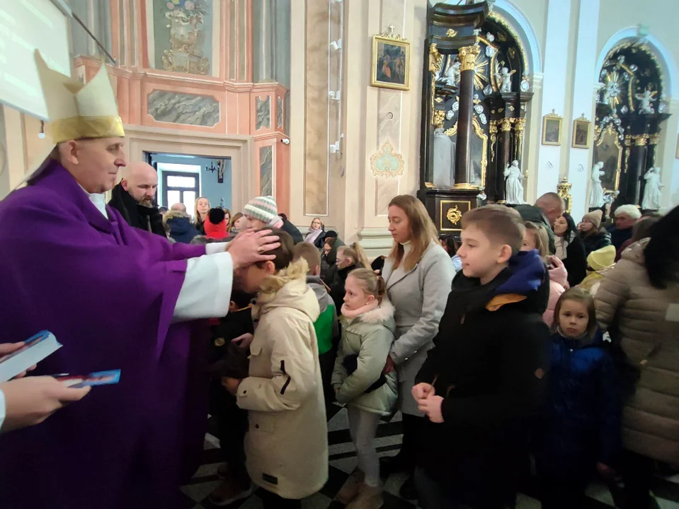 Dzieci z rodzicami modliły się podczas mszy św. z udziałem Bpa Grzegorza Suchodolskiego. Błogosławieństwo przez nałożenie rąk
