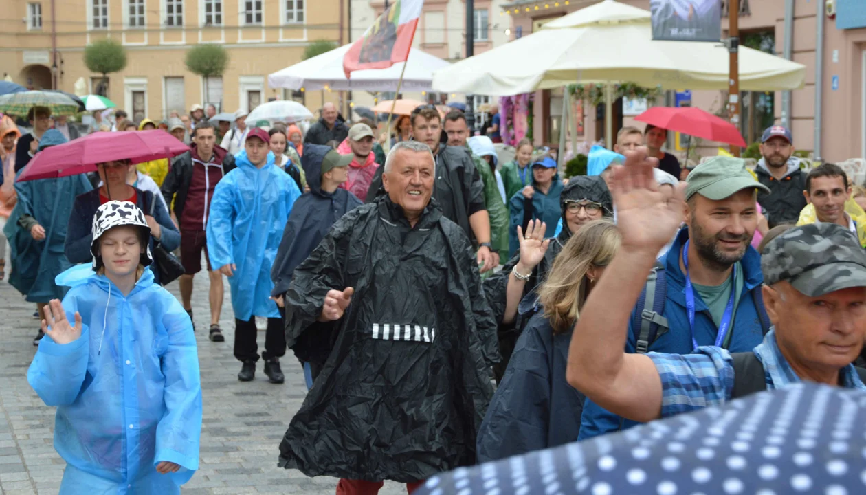 Wierni z powiatu lubartowskiego i gminy Niemce na Lubelskiej Pieszej Pielgrzymce na Jasną Górę [ZDJĘCIA] - Zdjęcie główne