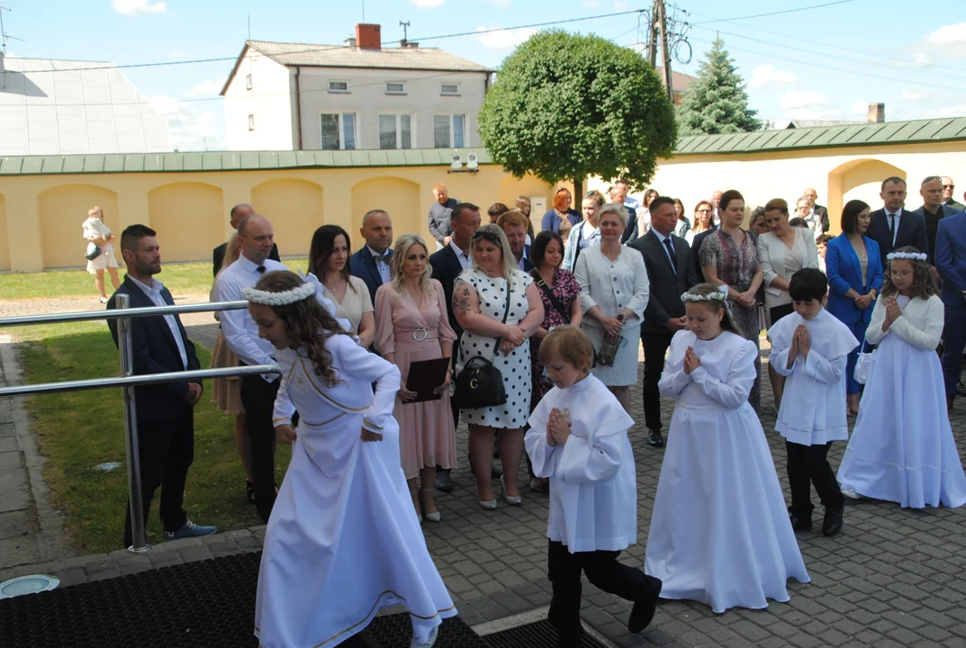 Uczniowie z klas III A i III C z SP nr 2 w Opolu Lubelskim przystąpili do I Komunii Świętej 3 czerwca o godz. 10