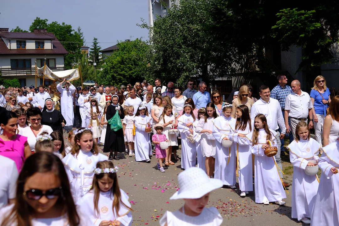 Procesja Bożego Ciała w parafii Matki Kościoła w Łukowie