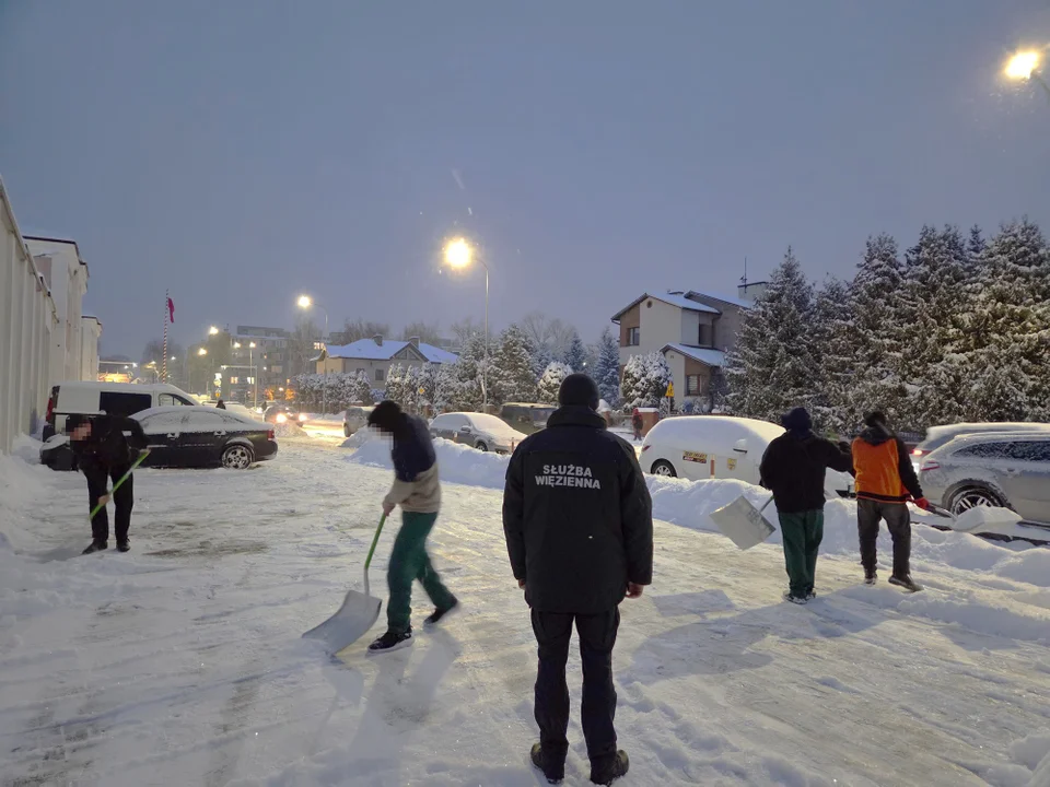 Pogonili ich do roboty. Skazani odśnieżają Zamość (foto) - Zdjęcie główne