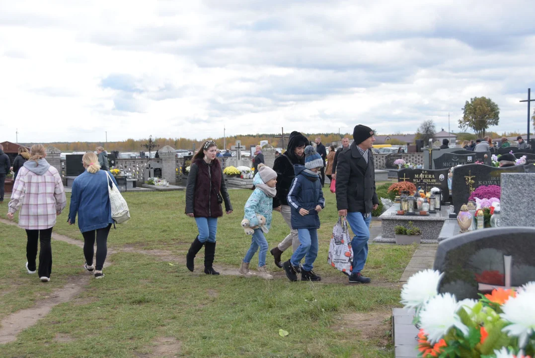 Dzień Wszystkich Świętych na cmentarzu w Okrzei