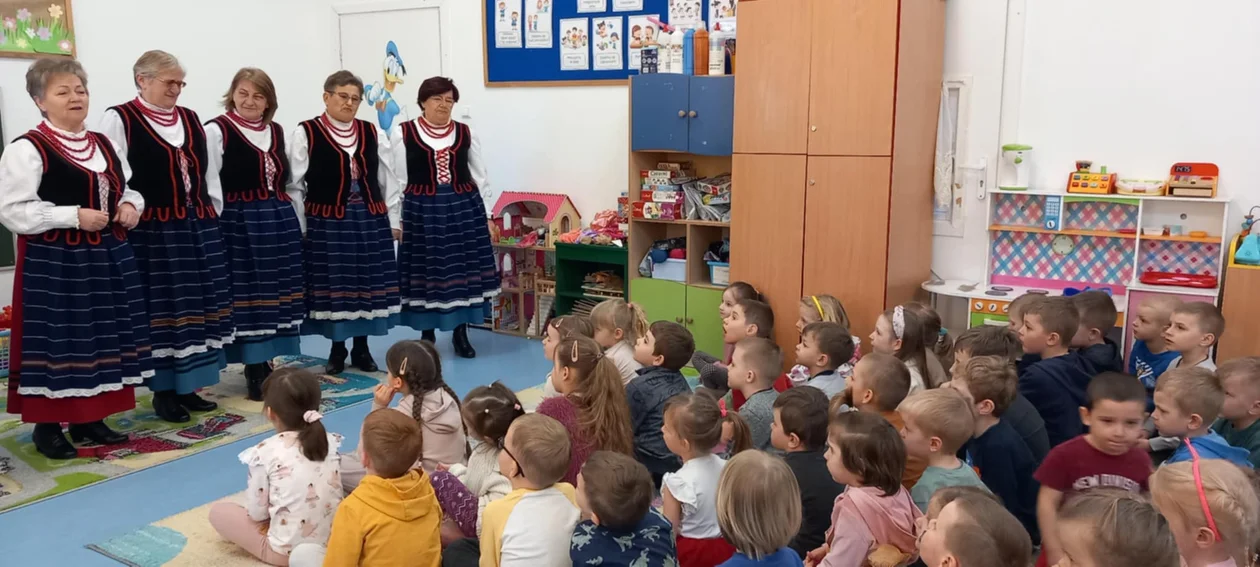 Panie z KGW z Rososzy z wizytą u przedszkolaków (zdjęcia) - Zdjęcie główne