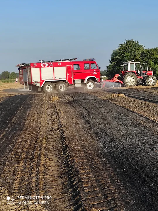 W gminie Serokomla płonęła prasa belująca i ściernisko