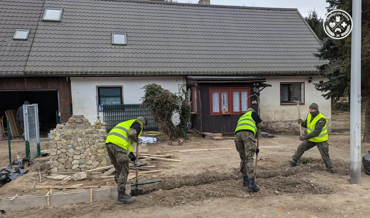 Lubelscy terytorialsi wciąż pomagają na Dolny Śląsku. Usuwają skutki powodzi