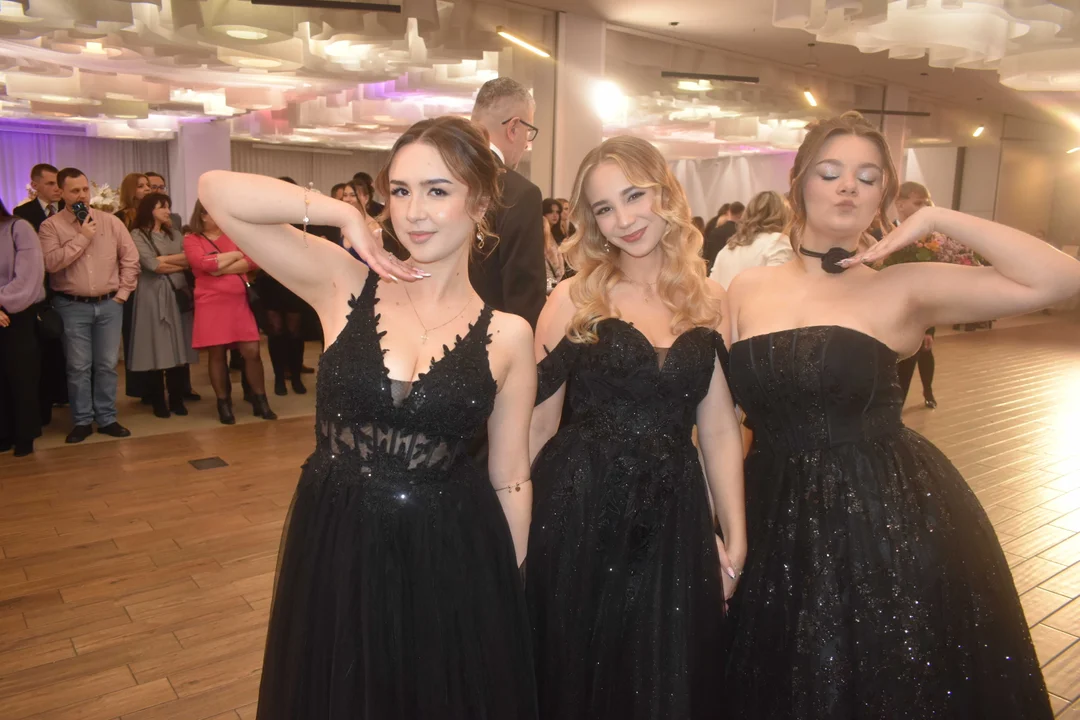 Studniówka VIII Liceum Ogólnokształcącego w Lublinie. Tak maturzyści odliczają do egzaminów [DUŻO ZDJĘĆ] - Zdjęcie główne