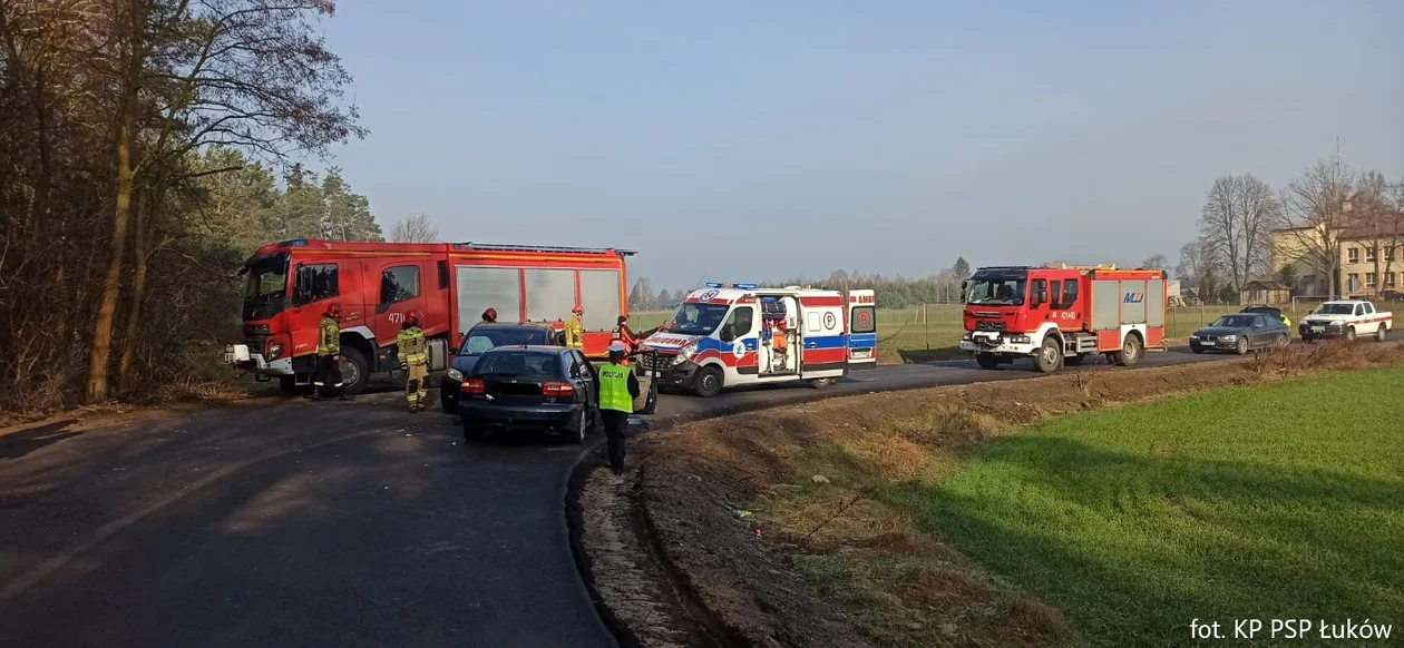 Czołówka hondy i volvo za szkołą w Rolach - Zdjęcie główne