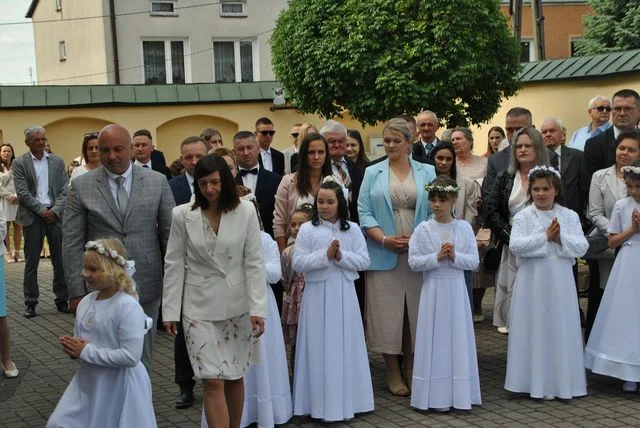 Opole Lubelskie: Rozpoczęły się Pierwsze Komunie Święte (ZDJĘCIA) - Zdjęcie główne