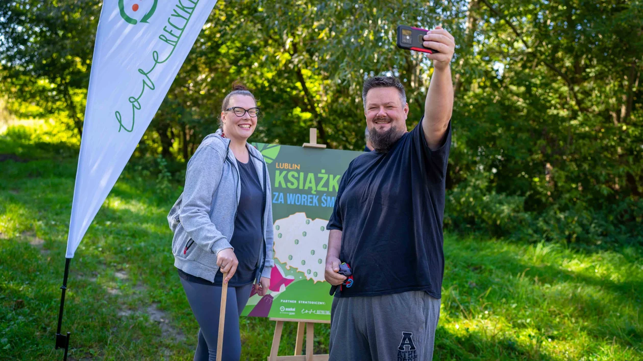 Lublin: Posprzątali w zamian za książki. Ponad 40 osób wzięło udział w akcji "Książka za worek śmieci"