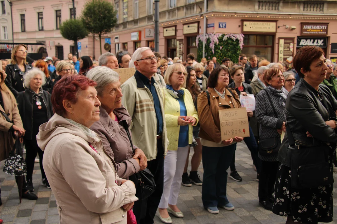 "Ani jednej więcej". Protest w Lublinie po śmierci ciężarnej Doroty