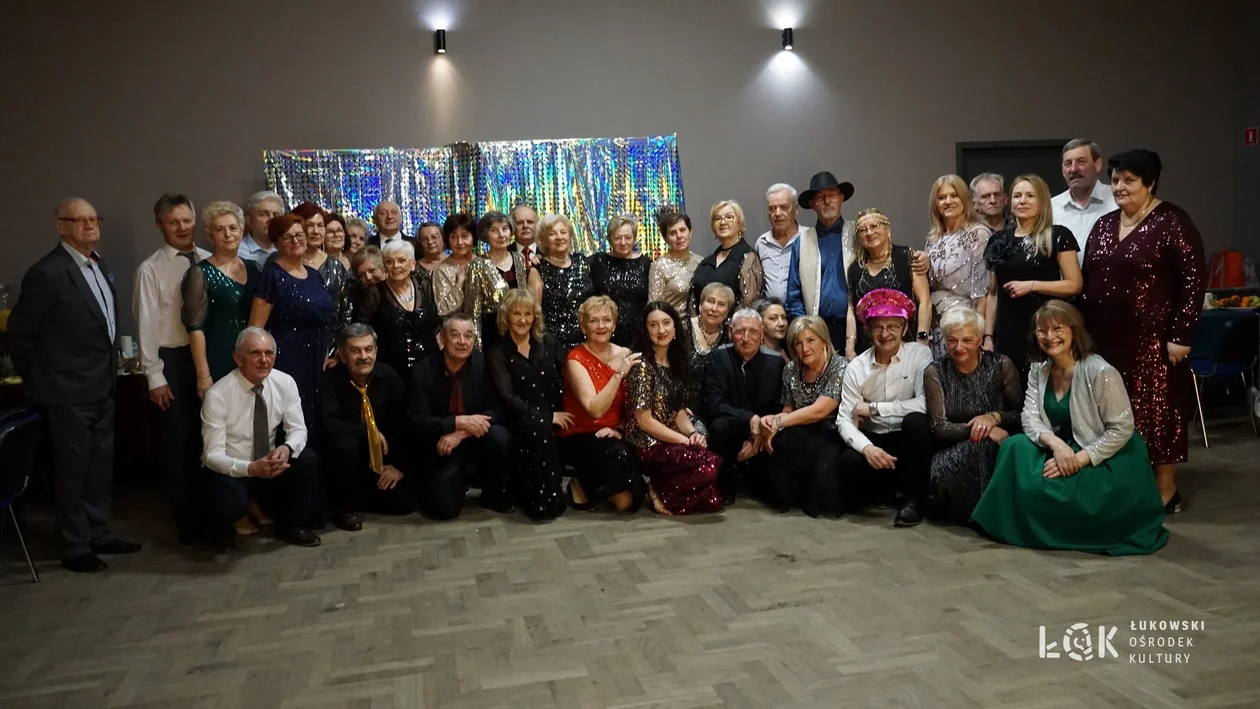 Cekiny, taniec i uśmiechy. Karnawałowy bal ŁUTW - Zdjęcie główne