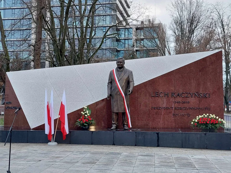 Pomnik Lecha Kaczyńskiego za chwilę będzie odsłonięty [ZDJĘCIA] - Zdjęcie główne