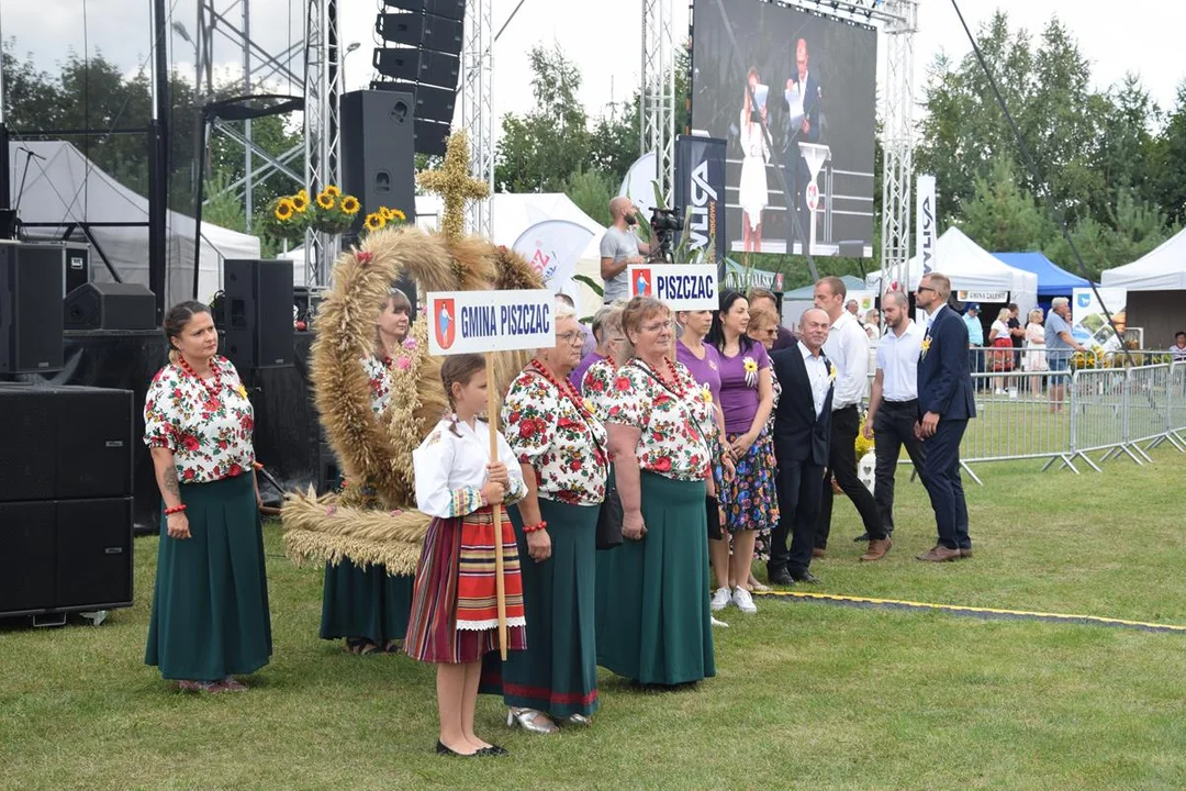 Dożynki Powiatowe w Drelowie 2023. Korowód i prezentacja wieńców