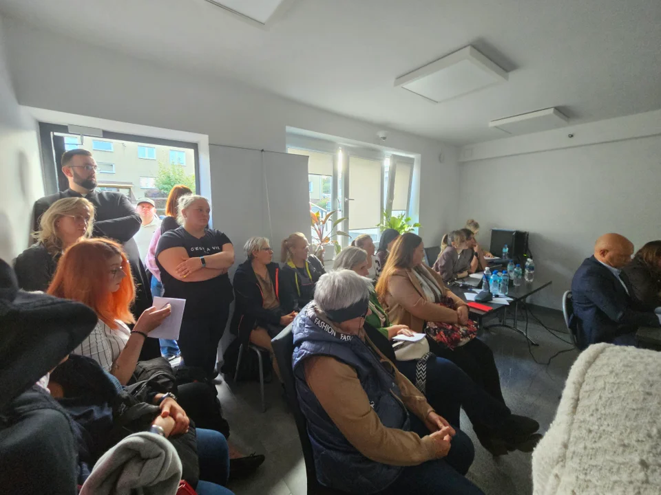 „A gdzie w tym wszystkim dobro naszych dzieci?” – gorąca debata wokół szkoły w Karmanowicach (zdjęcia)