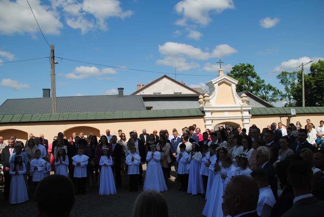 Uczniowie z klas III A i III C z SP nr 2 w Opolu Lubelskim przystąpili do I Komunii Świętej 3 czerwca o godz. 10