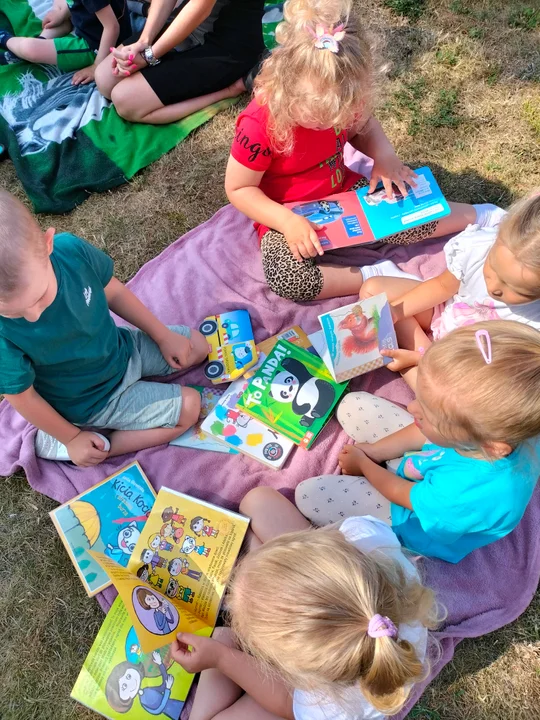 Akcja "Czytanie na polanie" w Hucie Dąbrowej