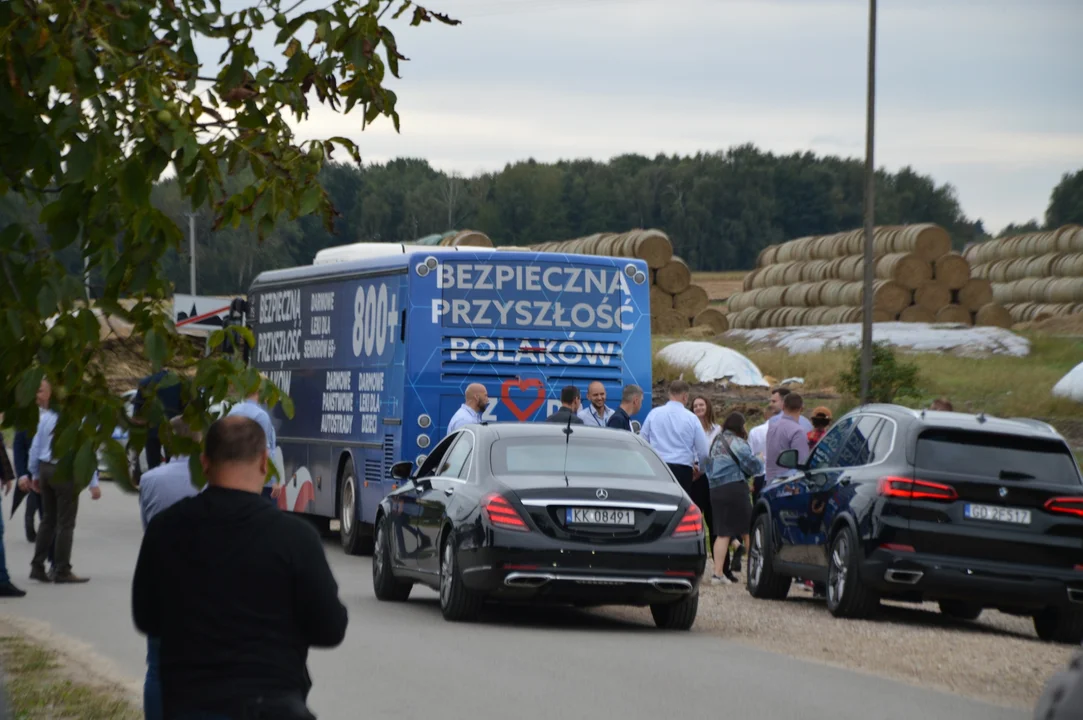 Wizyta premiera Mateusza Morawieckiego w Dębie w gm. Kurów