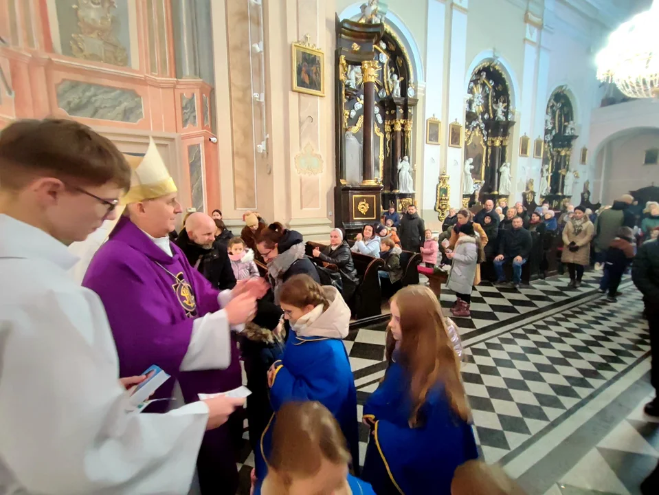 Dzieci z rodzicami modliły się podczas mszy św. z udziałem Bpa Grzegorza Suchodolskiego. Błogosławieństwo przez nałożenie rąk